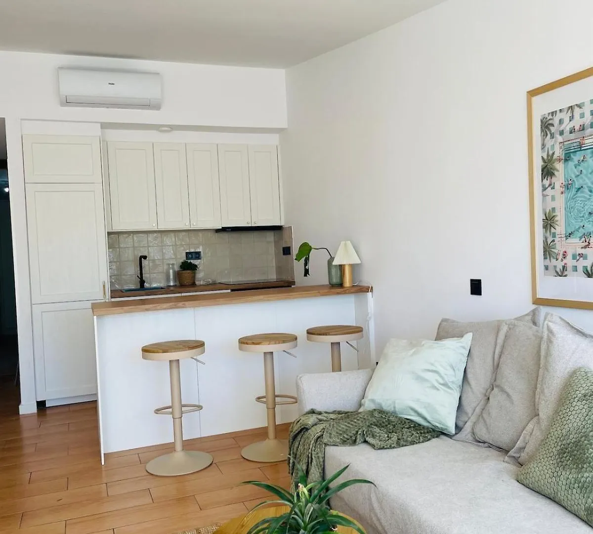 Renovated Sea View Apt 150M From El Cristo Beach エステポナ アパート